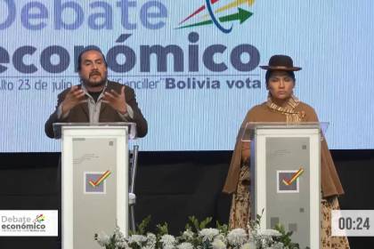 Foro económico: Asesor masista es abucheado tras decir que los exportadores no traen divisas