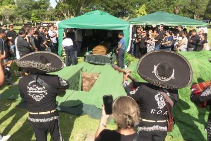 En medio de una emotiva ceremonia, dan el último adiós a Leo Rosas en Santa Cruz