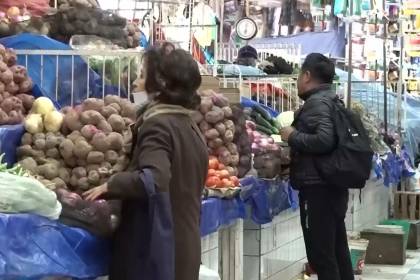 “He traído Bs 200 y he comprado dos cositas”: familias paceñas sufren por los precios altos producto de los bloqueos