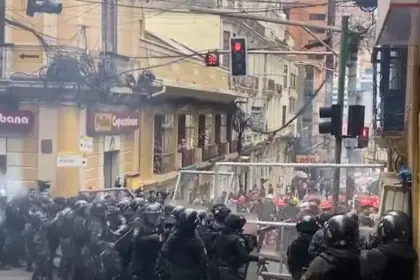 Protestas contra DS 5503: Policía gasifica a marcha de COB en la plaza Murillo