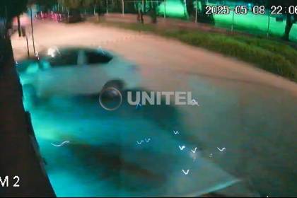 Video: Denuncian que tres sujetos en un auto atracaron a un hombre y cuando fugaban chocaron el portón de una casa