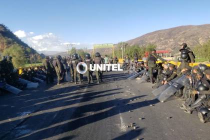 Tras un enfrentamiento con heridos, los policías y militares toman el control del puente Parotani