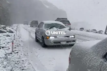 La Paz: Suspenden salidas a los Yungas por una intensa nevada en La Cumbre