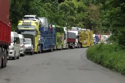 Vuelve la circulación en El Sillar, pero choferes denuncian retrasos por el mal estado de la vía