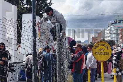 Tras escenas de tensión, levantan la protesta del ingreso del aeropuerto de El Alto; las operaciones son regulares