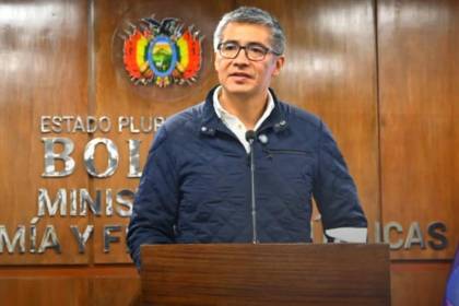 Ministro dice que hay confianza en el sector externo al señalar que el riesgo país se acerca a los 400 puntos