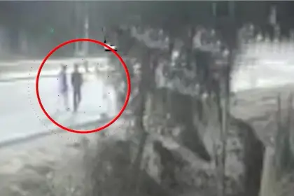Sale a la luz video del momento en el que un vehículo arrolla a dos adolescentes, uno de ellos murió