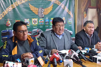 “Ya no toleramos más”: Confederación de choferes exige reunirse con el Gobierno y YPFB para tratar falta de combustible