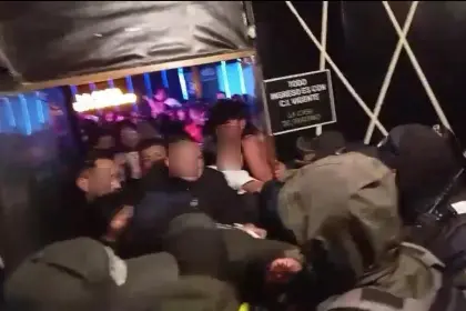 ¡A golpes!: así intentaron evitar operativo en locales en La Paz; hay dos aprehendidos