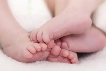 Rescatan a mellizas bebé cuatro meses después de haber sido entregadas por su mamá en “adopción irregular” en Santa Cruz