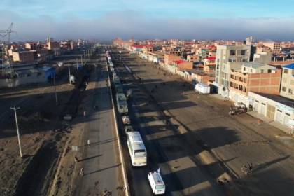 Contigente policial y militar avanza en la carretera La Paz - Oruro, pero algunos puntos vuelven a ser bloqueados 