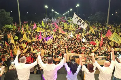 En Santa Cruz, Samuel promete acabar con juicios políticos y dice que subirá la renta dignidad y el bono Juancito Pinto