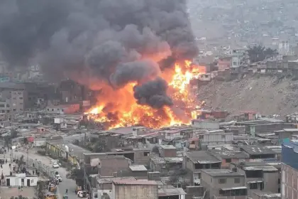 Un incendio de gran magnitud afecta a unas 80 viviendas en asentamiento humano de Lima