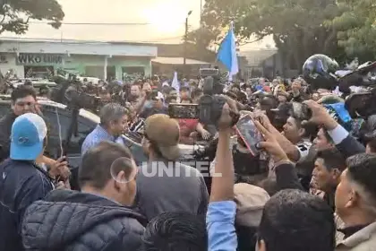 Pelea campal entre seguidores de Jhonny y guardias municipales afuera del aeropuerto El Trompillo