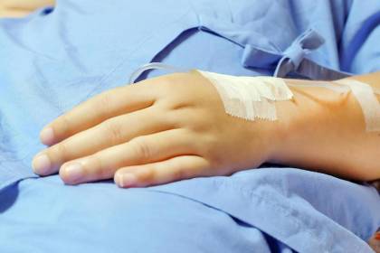 Hombre apuñala a su esposa por la espalda durante una ch’alla y es encontrado por la Policía bebiendo