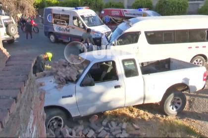 Camioneta impacta contra el muro de una vivienda tras chocar con un minibús