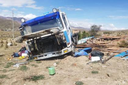 Hombre de la tercera edad sobrevive a aparatoso accidente en la ruta Potosí – Sucre