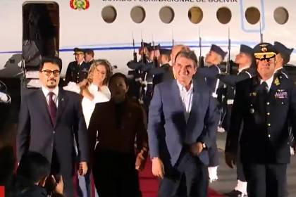 Presidente Paz llega a Perú para participar en la investidura de Keiko Fujimori