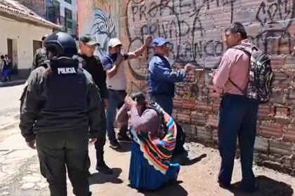 Evistas intentan tomar la Federación de Campesinos de Cochabamba y protagonizan un enfrentamiento con la Policía