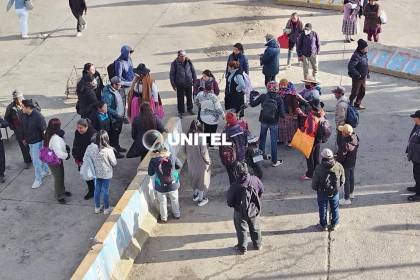 Video: Manifestantes rodean a un joven y amenazan con incendiar su motocicleta en el ingreso a la autopista 