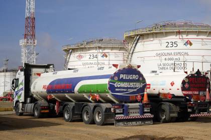 Más de 1.000 cisternas con combustibles están varados en diferentes bloqueos, según YPFB