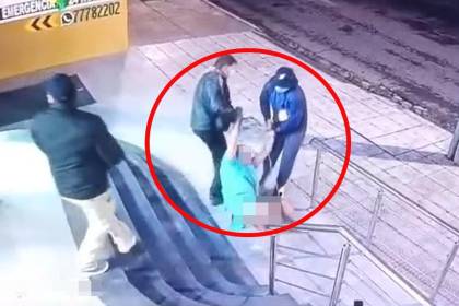 Video: Con bata y arrastrado, así fue sacado un hombre de una clínica donde estaba internado