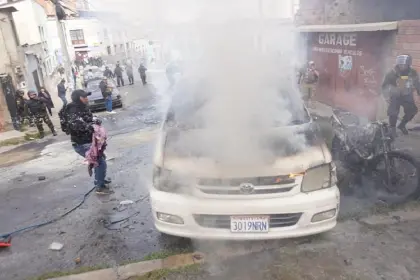 Saqueos, destrozos y heridos marcan jornada violenta en La Paz tras el paso de marchistas