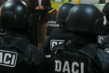 Dan detención preventiva a tres policías acusados de extorsionar y robar Bs 600.000 al dueño de una casa de cambios