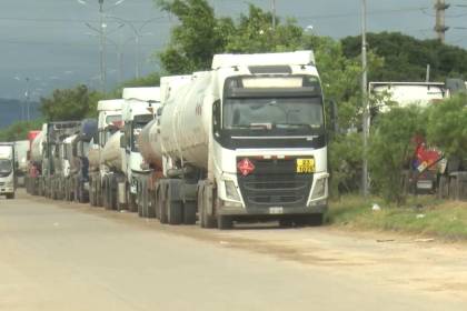Se registran largas filas de carros cisternas para cargar combustible en la refinería de Palmasola