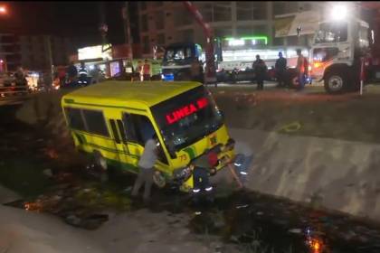 Un micro cae a un canal de drenaje en la avenida Virgen de Luján y el conductor se da a la fuga