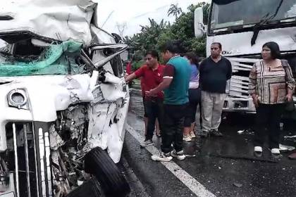 Presumen exceso de velocidad e invasión de carril en el choque entre un camión y un minibús que dejó un fallecido y 9 heridos