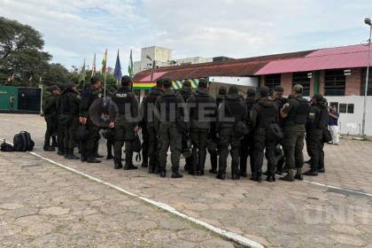 Contingente policial se moviliza hacia los valles cruceños, ruta clave para el flujo de alimentos