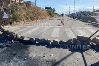 Pese al anuncio del evismo de “pausa humanitaria”, bloqueos persisten en las rutas de Cochabamba