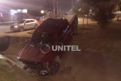 Camioneta cae a canal de drenaje y el conductor queda herido