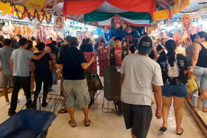 Se registra alta afluencia en mercados en las horas previas a la Navidad