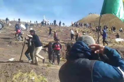 “¡Libertad para Llallagua!”: así recibieron los pobladores a la Policía que llegó para desbloquear vías