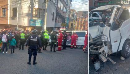 Al menos seis heridos por el violento impacto de un minibús contra una vivienda en La Paz