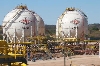 Gobierno descarta una privatización de YPFB, pero apunta a transparentarla y reestructurarla
