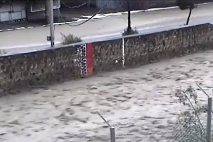 Alcaldía paceña despliega brigadas en zonas afectadas por la inundación y el granizo