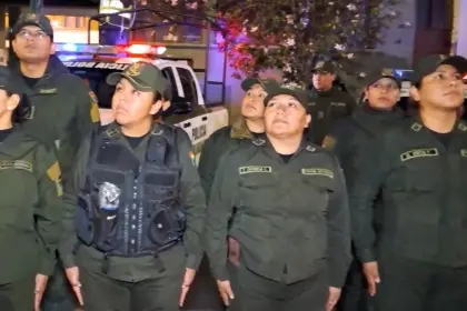 Policías riden homenaje a los cuatro efectivos asesinados en los bloqueos