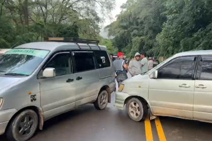 Transportistas bloquean en ruta a los valles cruceños; exigen refacción en carreteras
