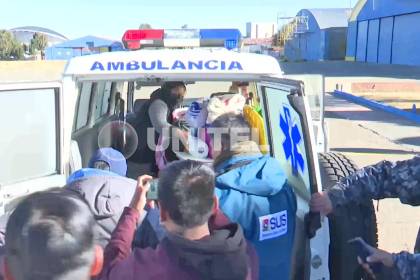 Por bloqueos, niña con cáncer es evacuada en avioneta desde Oruro a La Paz