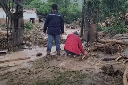 Destrucción por lluvias: Hombre llora ante la desaparición de su madre y el colapso de su casa