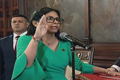 Delcy Rodríguez jura como presidenta interina de Venezuela en el Parlamento