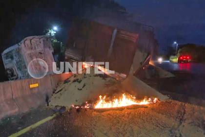 Conductor muere tras ser chocado por un camión, que luego ardió en llamas