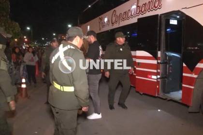 12 pasajeros de un bus fueron arrestados tras causar incidentes durante un viaje de Santa Cruz a La Paz