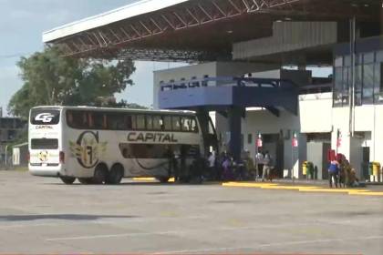Viajes de última hora y filas por combustible marcan la previa del balotaje de este domingo