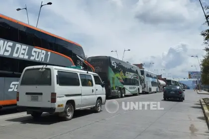 A una semana del fin del ciclo del MAS, filas por combustible se reducen y bajan los precios de algunos productos importados