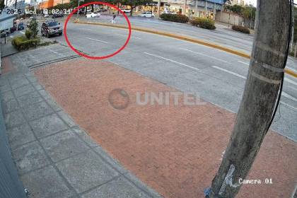 Cámara graba el momento que un auto pierde el control e impacta contra otro motorizado