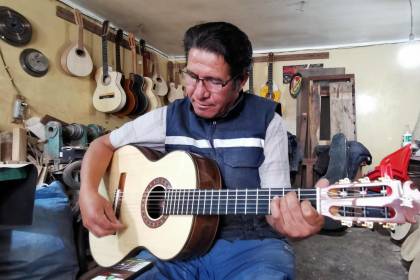 Boliviano de Oro: Agustín Mamani, el talentoso y creativo constructor de guitarras 